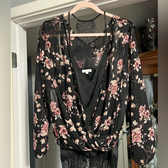 Beautiful NWT BLACK BEAUTY BLOUSE. Never worn. XL 100%polyester. - Picture 1 of 3